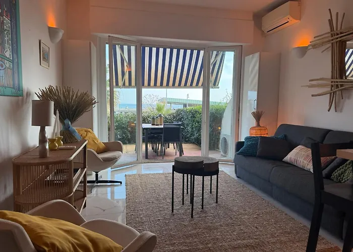 Large Luxury Apartment With Garden View Over The Ocean
