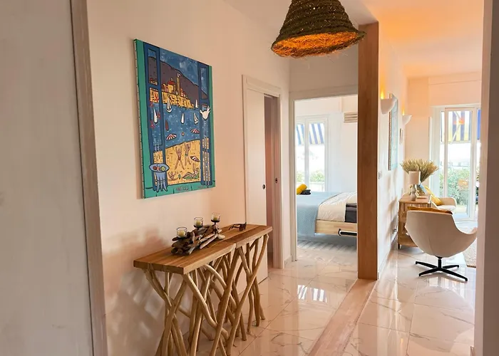 Large Luxury Apartment With Garden View Over The Ocean