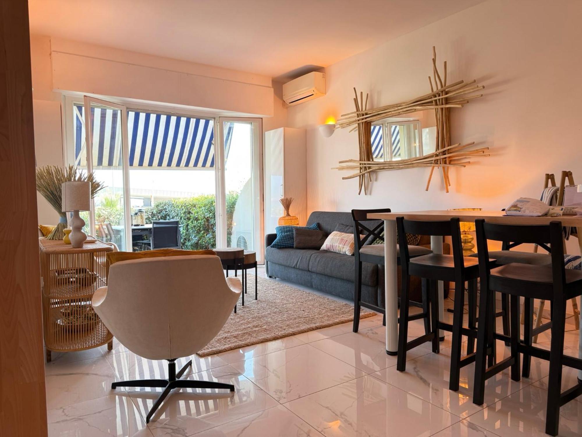 Large Luxury With Garden View Over The Ocean Apartment