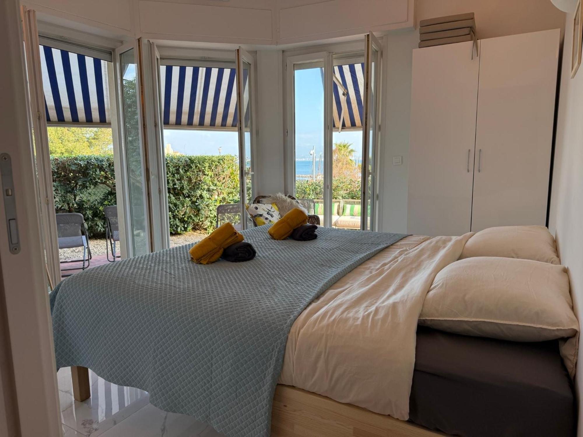 Large Luxury With Garden View Over The Ocean Antibes