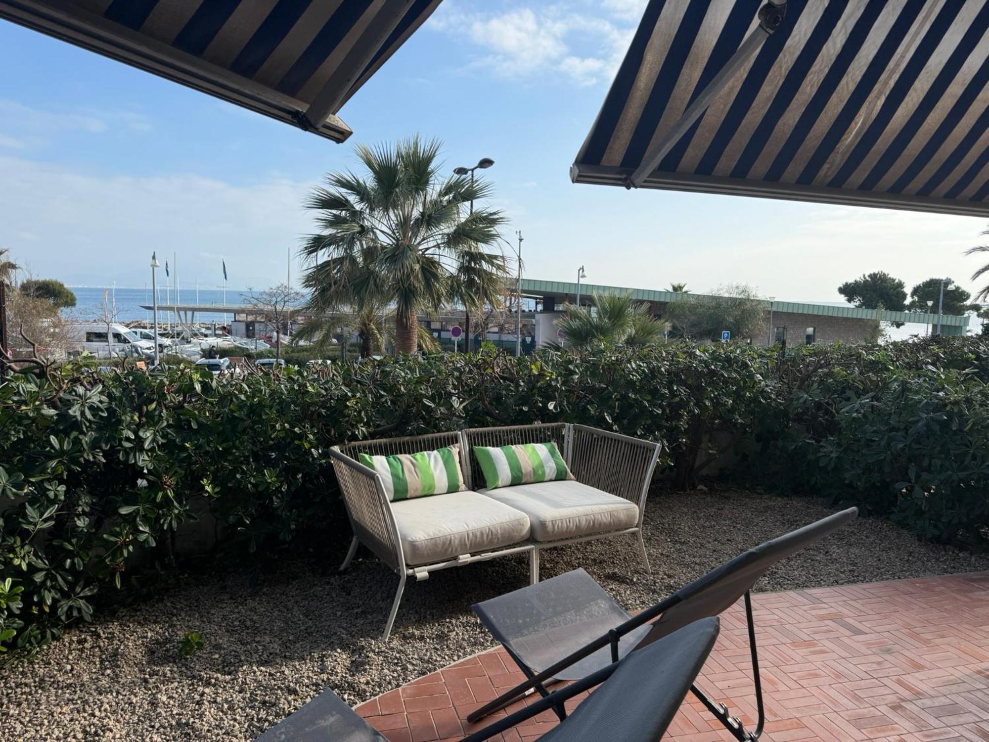 Large Luxury With Garden View Over The Ocean Antibes