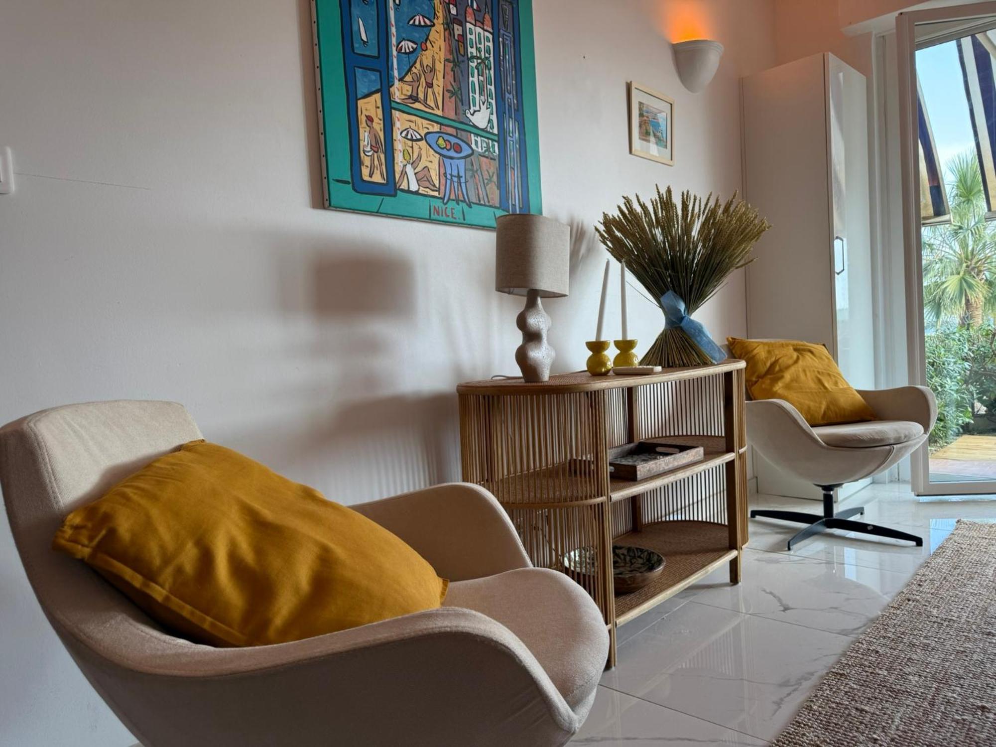 Large Luxury With Garden View Over The Ocean Apartment Antibes