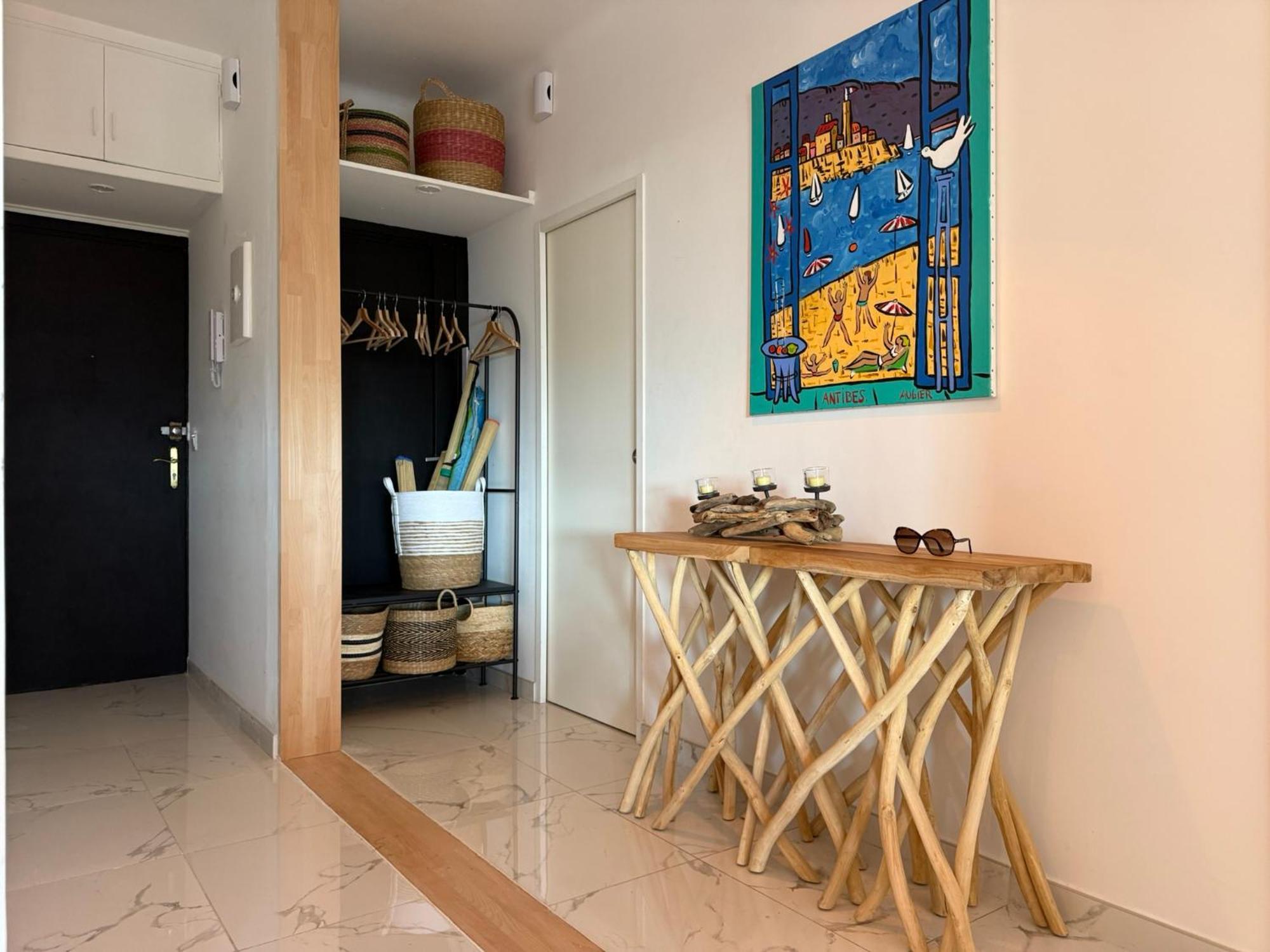 Large Luxury With Garden View Over The Ocean Antibes
