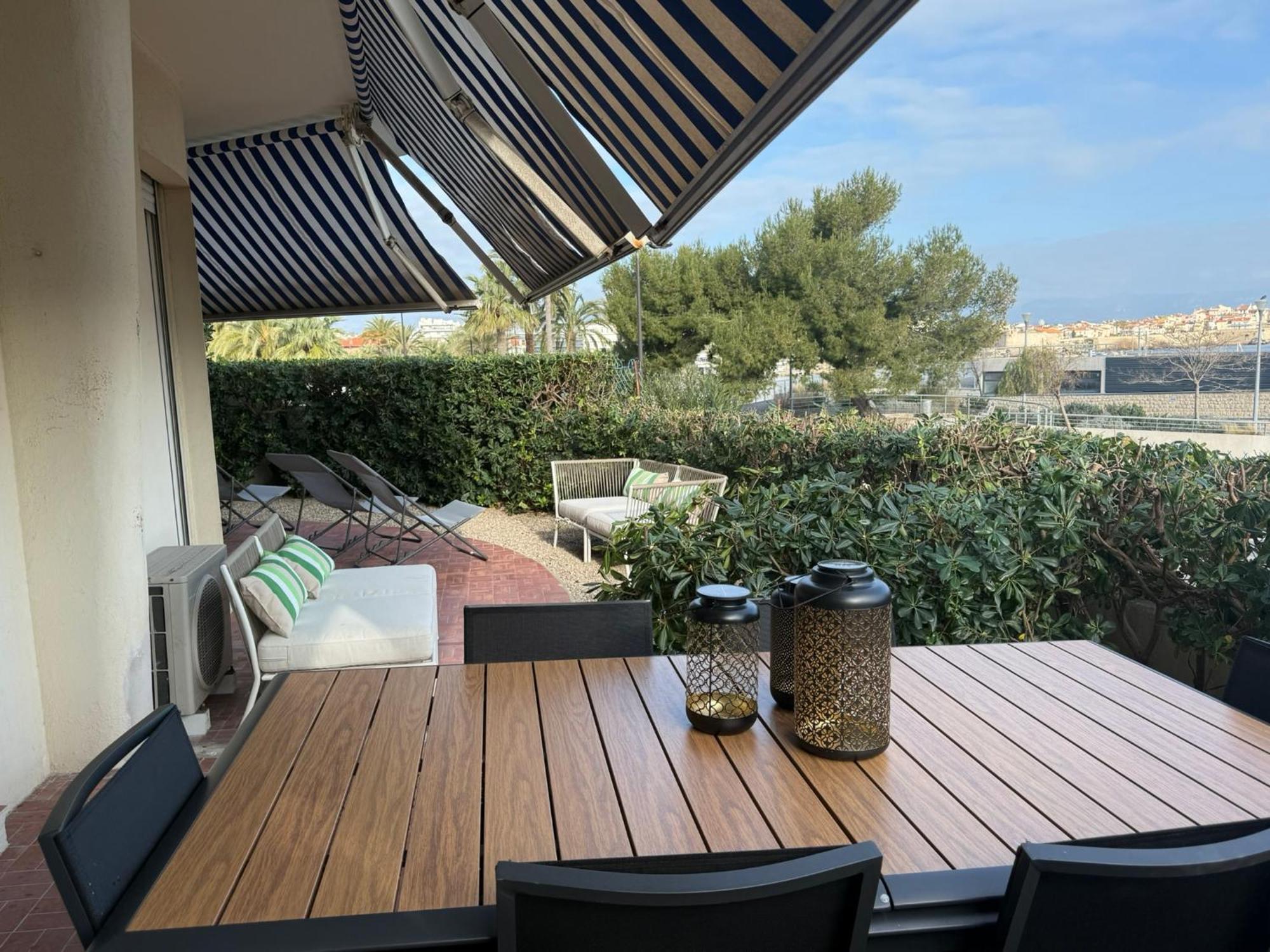 Large Luxury With Garden View Over The Ocean Apartment